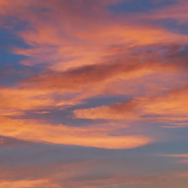 Un horizonte rosa al anochecer